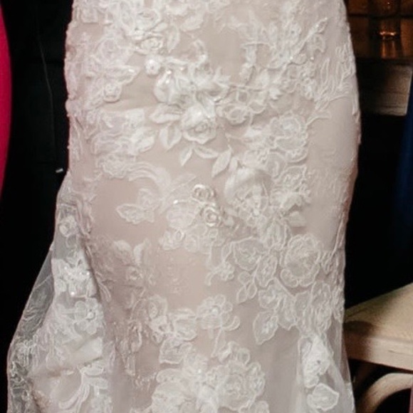 Monique Lhuillier Wedding Dress - Picture 5 of 6